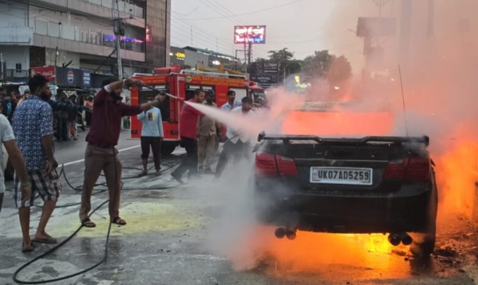 देहरादून कार में आग
