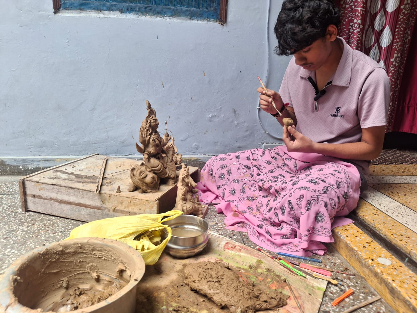 नवरात्र से पहले मां दुर्गा की प्रतिमा को अंतिम रूप देने में जुटे 12वीं के छात्र हर्ष l संस्कृति और संस्कारों को संजोने का संदेश दे रहा युवा कलाकार