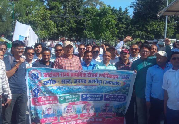 Primary teachers took to the streets with their demands and marched towards the Chief Minister's residence. Police stopped them.