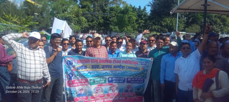 Primary teachers took to the streets with their demands and marched towards the Chief Minister's residence. Police stopped them.